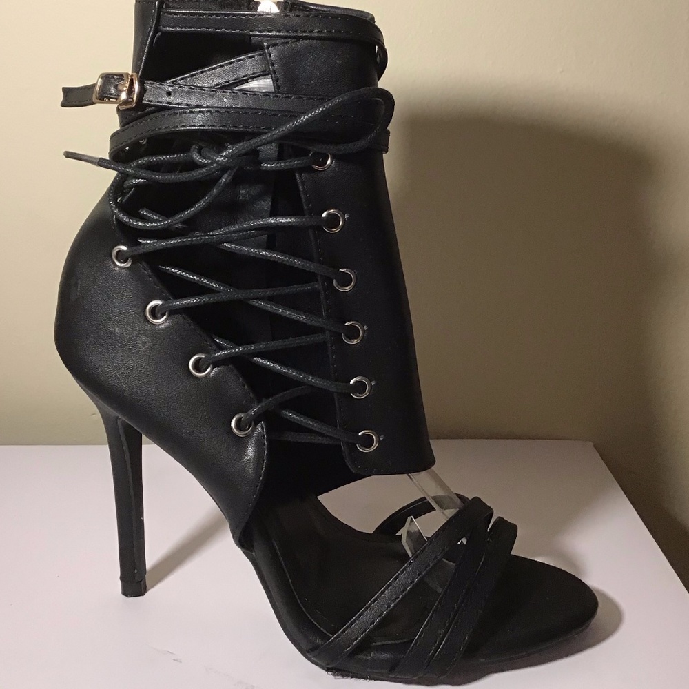 Tie-up black heels
